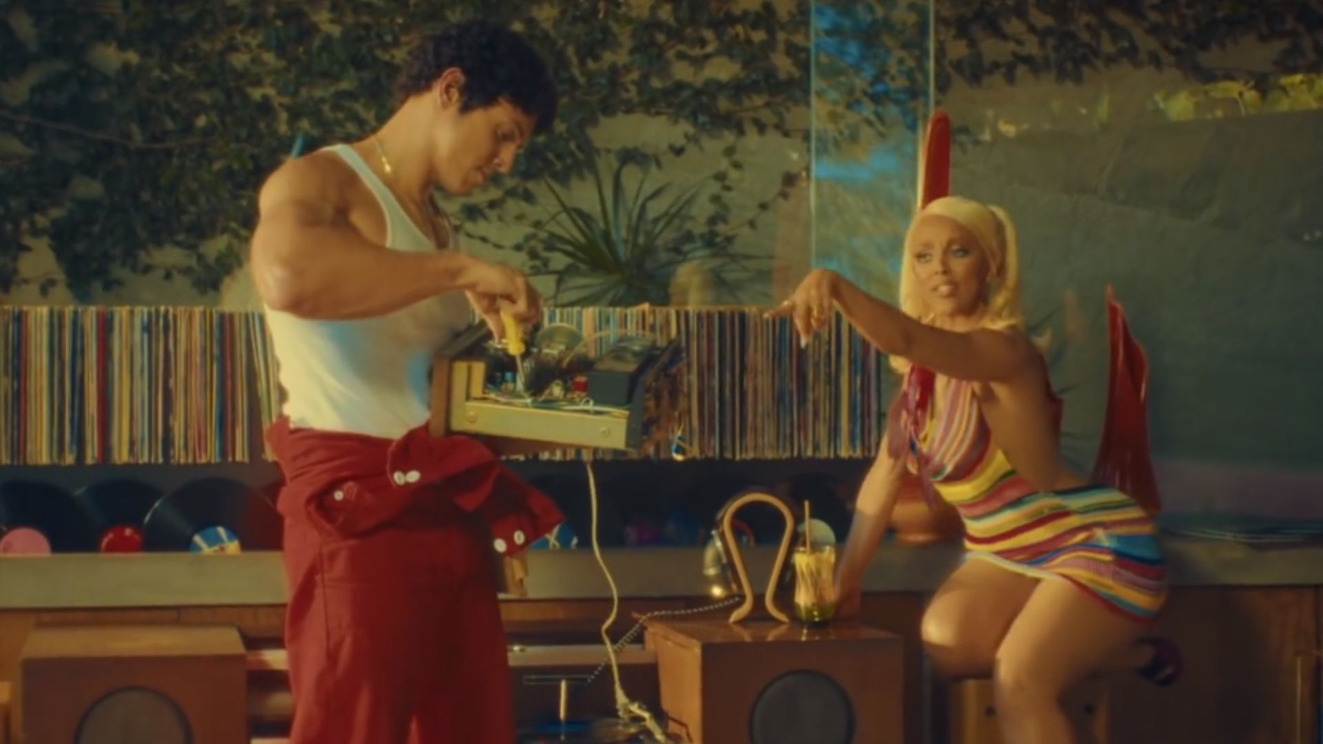 Inspirada nos anos 70, Doja Cat tenta seduzir o crush no clipe Say So
