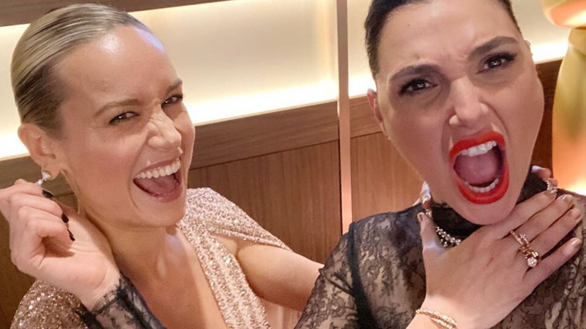 Gal Gadot e Brie Larson promovem paz entres heroínas: “Façam amor, não guerra”
