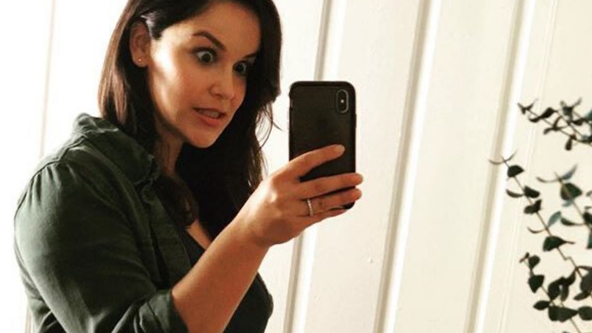 Melissa Fumero, de “Brooklyn Nine-Nine”,  anuncia que está esperando seu segundo filho