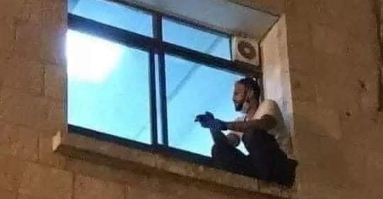 Homem escala hospital para passar momentos finais com a mãe, vítima de coronavírus