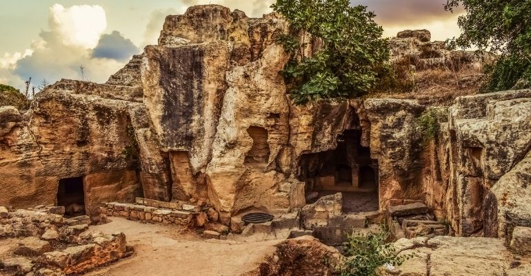 Cientistas descobrem tumbas misteriosas de 4 mil anos na França