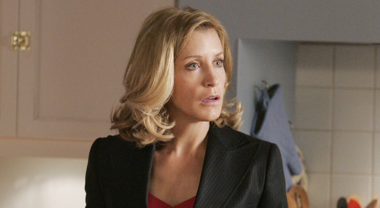 Felicity Huffman se apresenta à polícia para cumprir sentença de 14 dias após escândalo de suborno