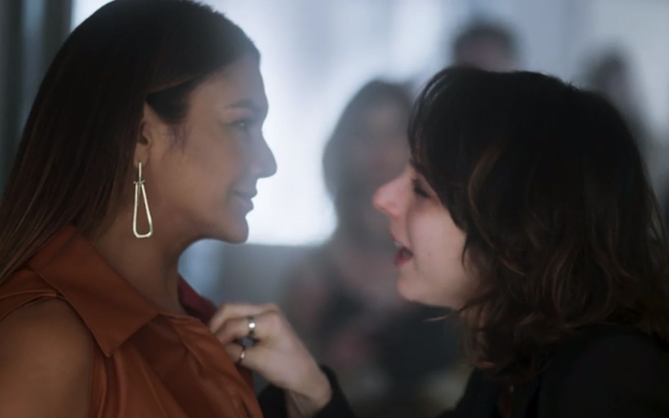 Romance lésbico de Dira Paes e Manoela Aliperti em “As Five” movimenta as redes sociais; veja