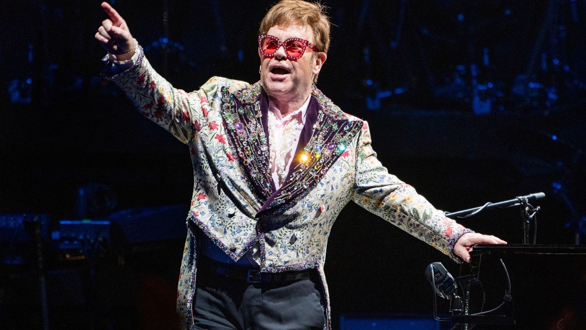 Disney adquire direitos de documentário sobre os 50 anos de carreira de Elton John