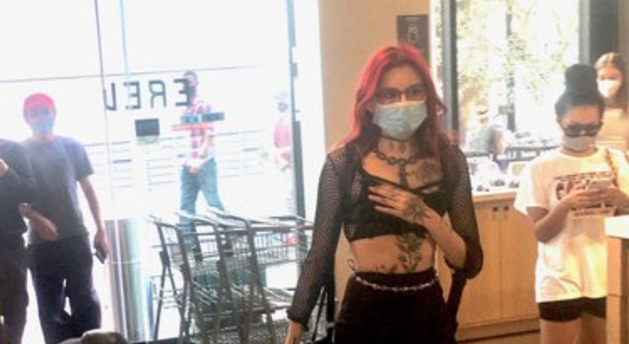 Mulher é flagrada levando homem de coleira ao mercado; confira