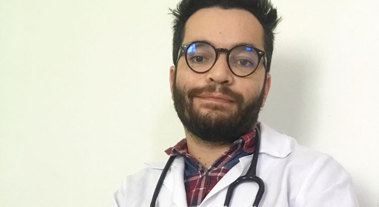 Médico oferece jantar online com pacientes portadores de HIV que precisam conversar