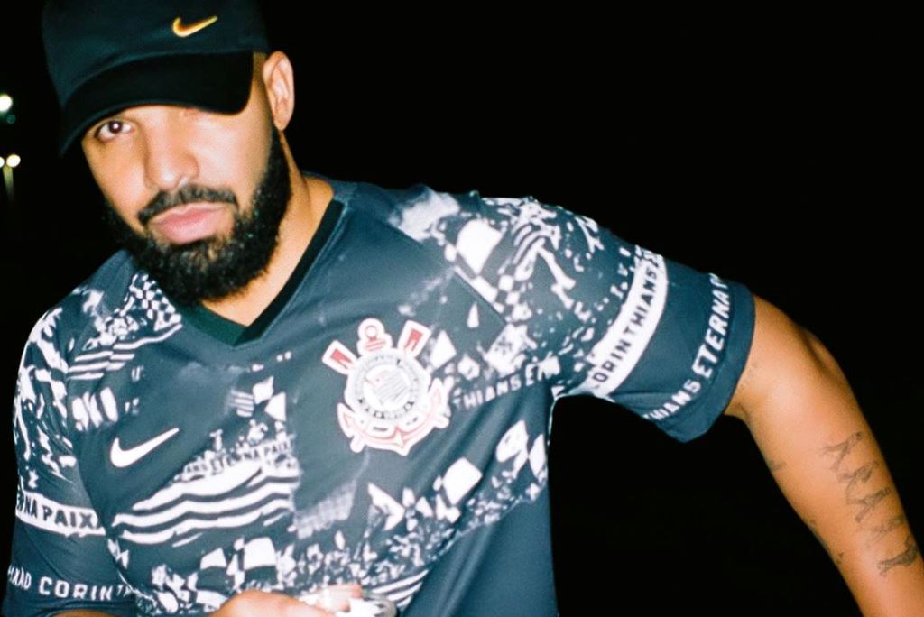 Drake usa camiseta do Corinthians em um bar e quase se envolve em confusão