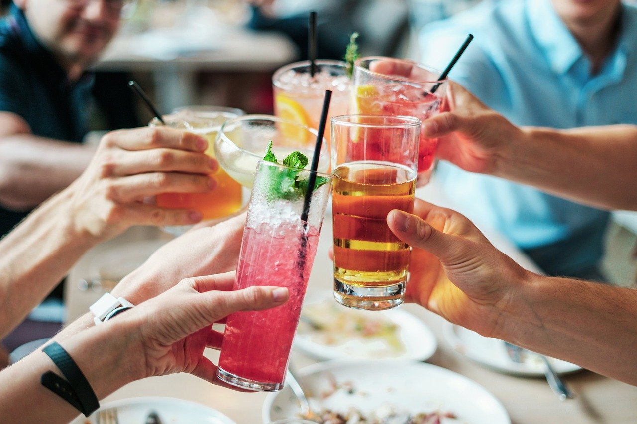 Bebida alcoólica engorda? Saiba como o álcool interfere na rotina de quem quer emagrecer