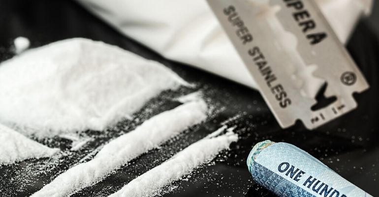 Homem é preso ao tentar depositar drogas em conta bancária