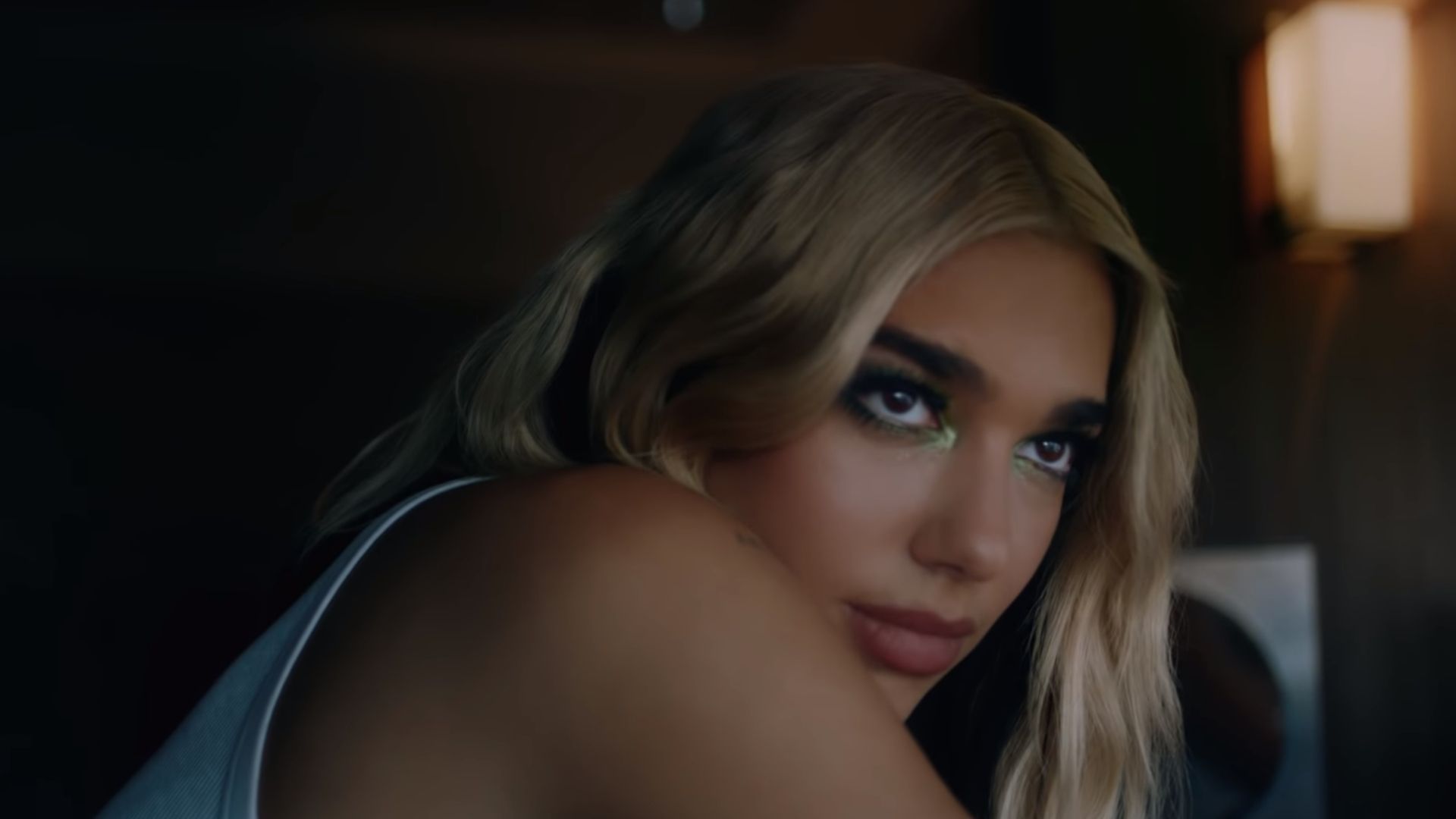 Dua Lipa está entediada no trailer de Physical; assista