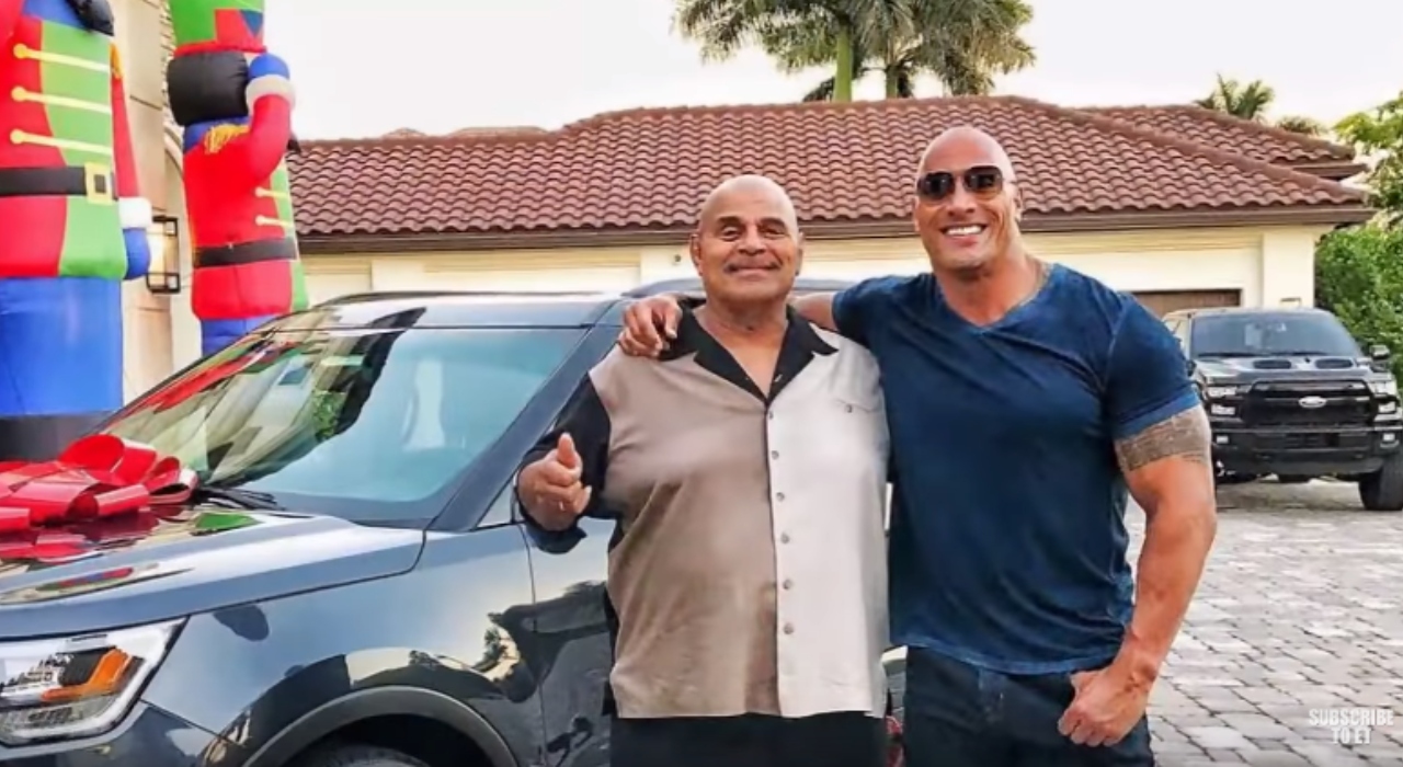 Dwayne Johnson faz relato sobre morte do pai: “Quero que você descanse”
