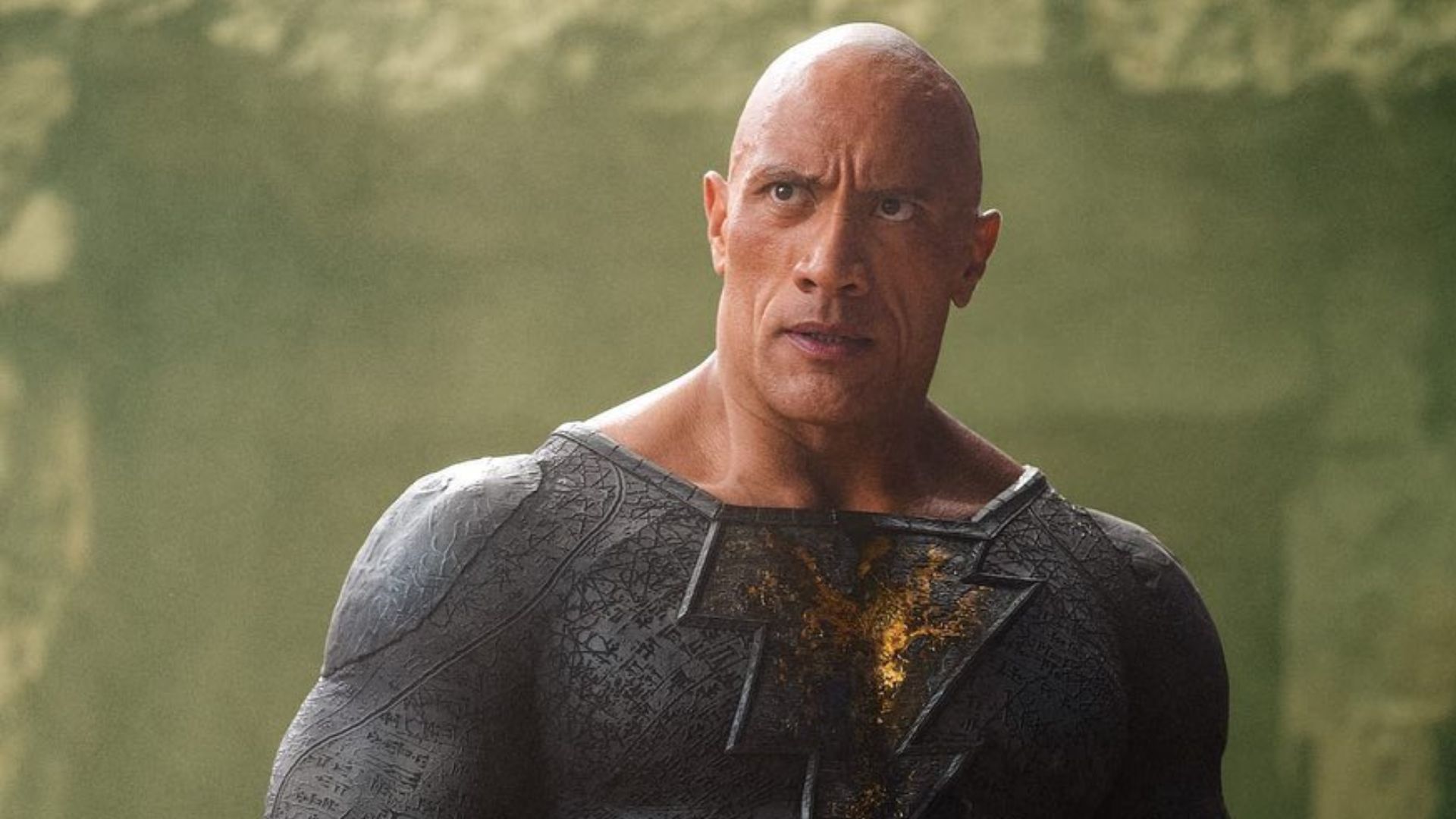 Dwayne Johnson chega ao painel de Adão Negro na SDCC vestindo traje do herói; confira