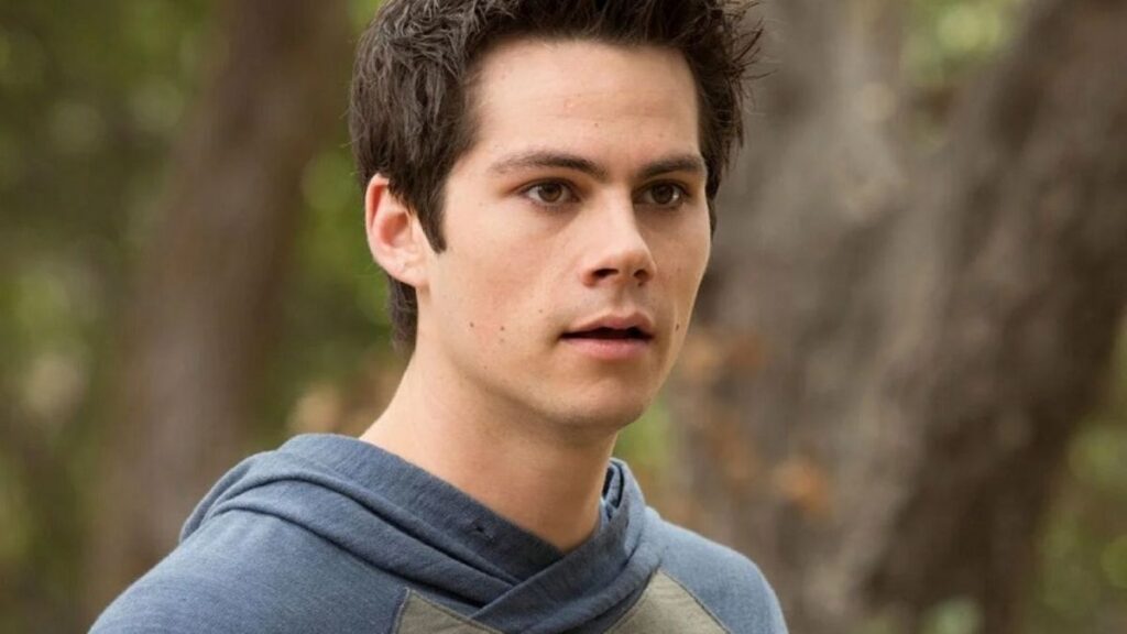 Dylan O’Brien radicaliza o visual para estrelar o filme “Not Okay”