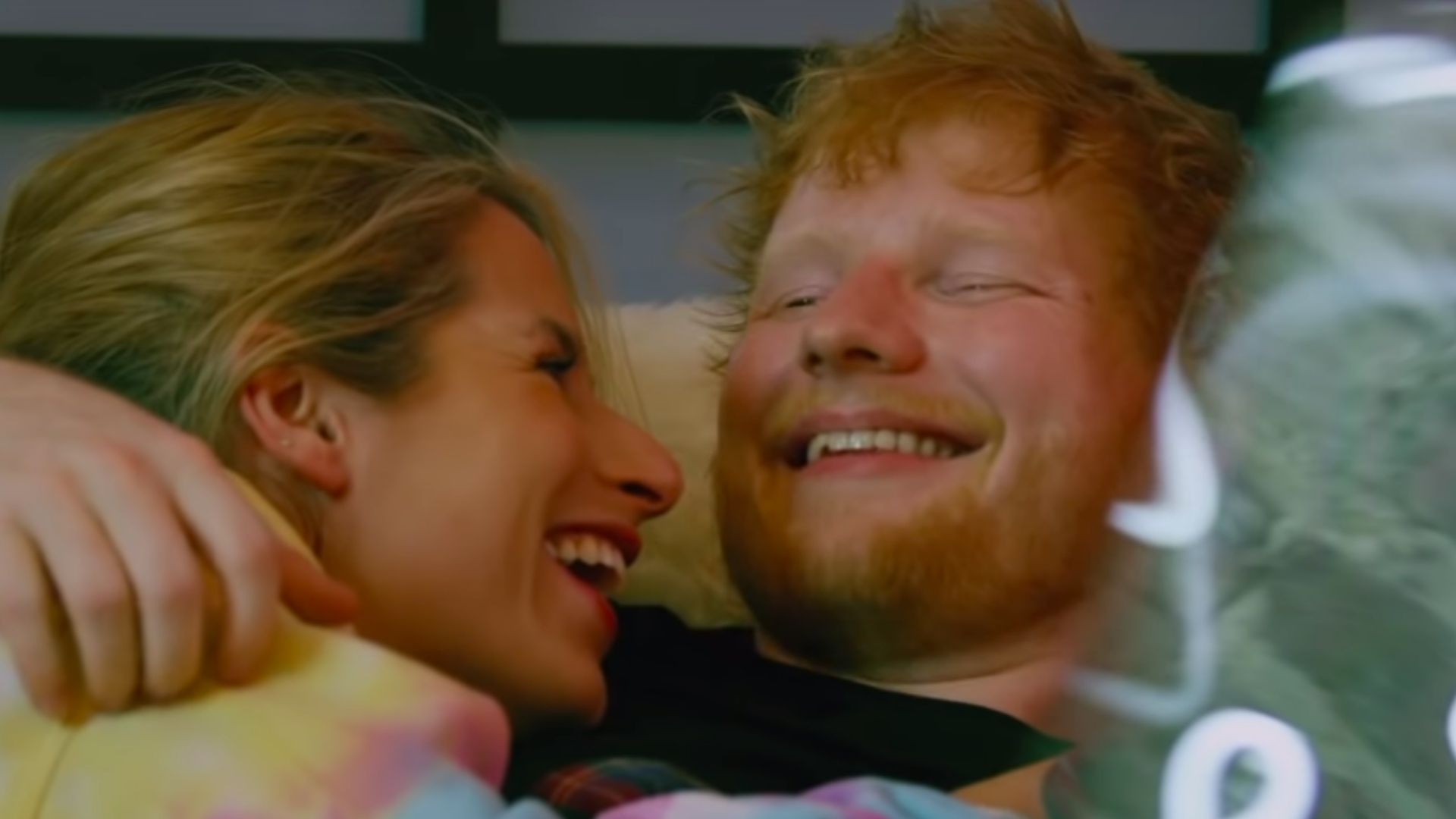 Ed Sheeran aparece pela primeira vez ao lado da esposa, Cherry Seabon, no clipe de Put It All On Me; assista