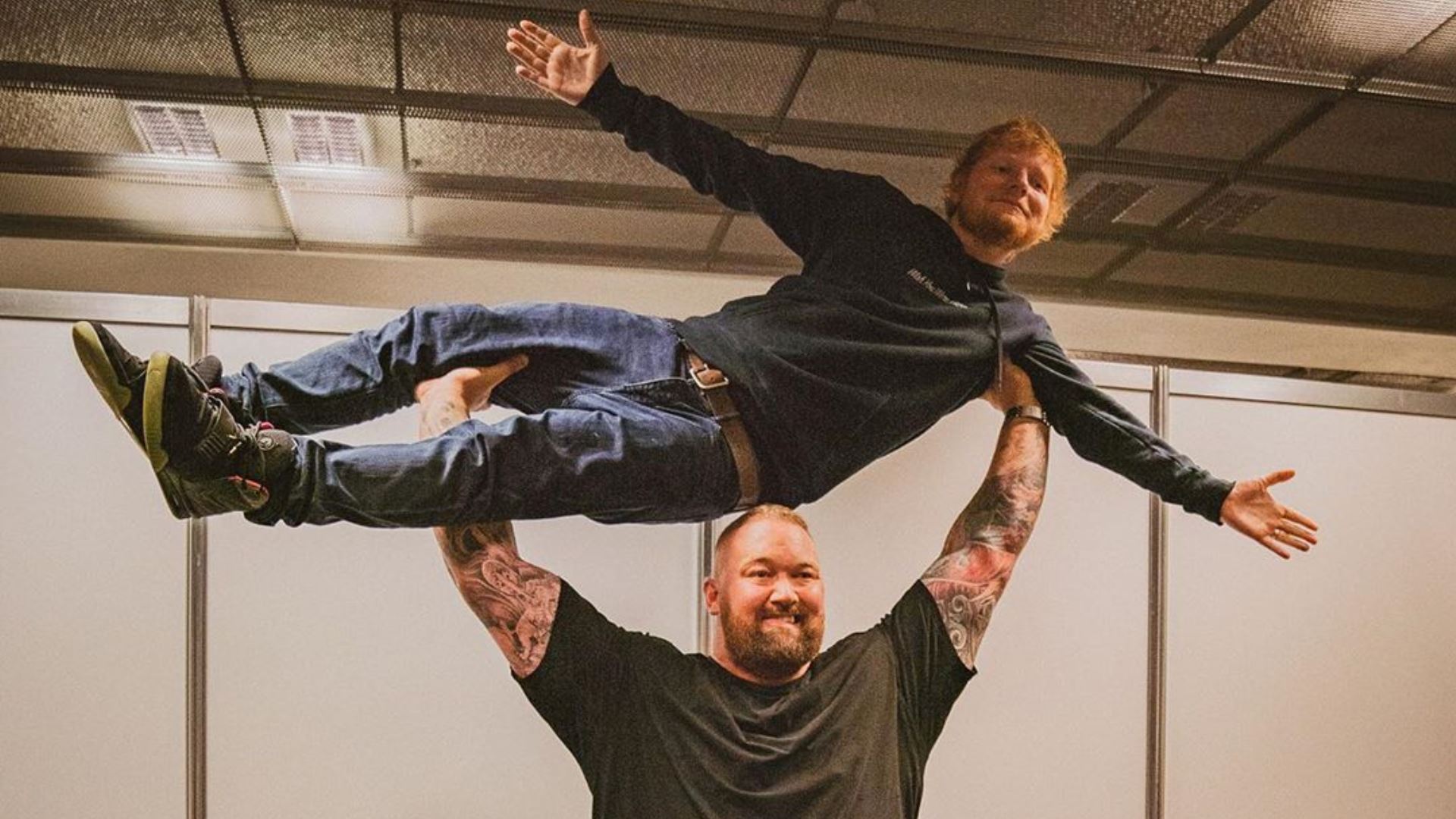 Ed Sheeran é levantado pelo Montanha, de Game Of Thrones, e se diverte nos braços do atleta