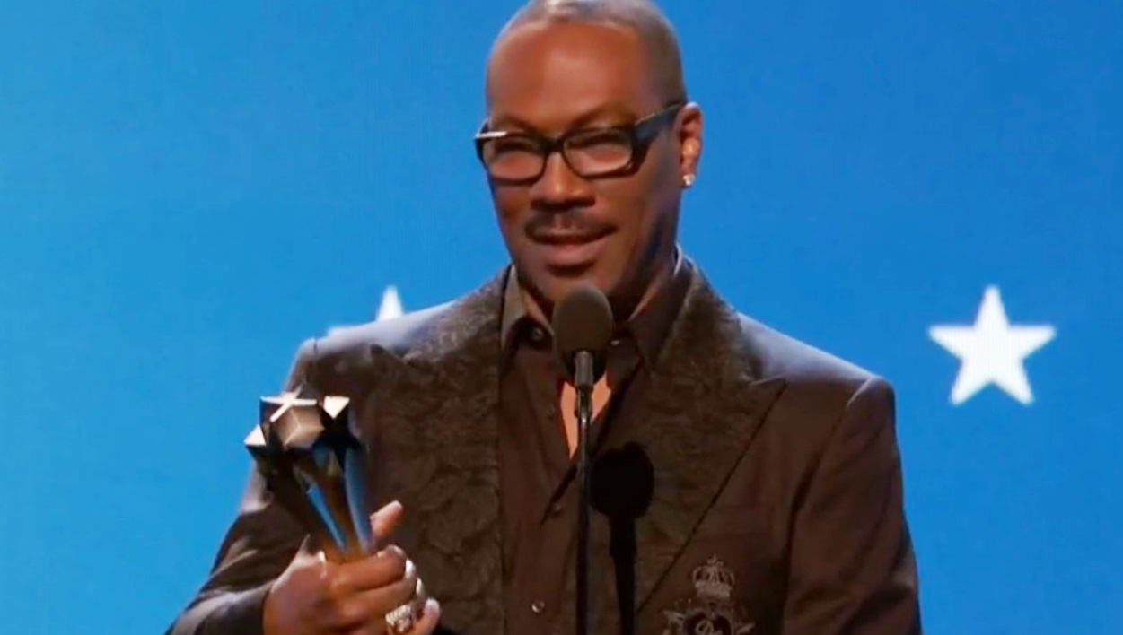 Eddie Murphy recebe prêmio pela carreira no Critics’ Choice Awards: ”Poder ganhar a vida como ator é um privilégio”