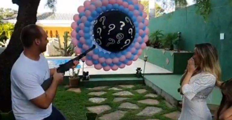 Eduardo Bolsonaro usa arma para descobrir o sexo do primeiro filho
