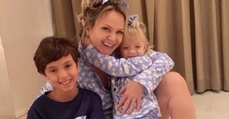 Eliana tem reencontro emocionante com os filhos após se recuperar do coronavírus
