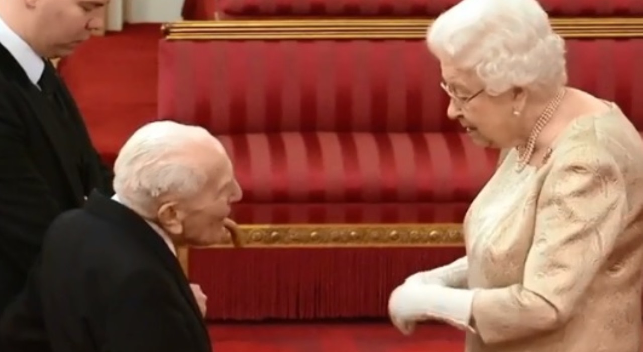 Medo do coronavírus? Rainha Elizabeth II usa luvas pela primeira vez em cerimônia de posse