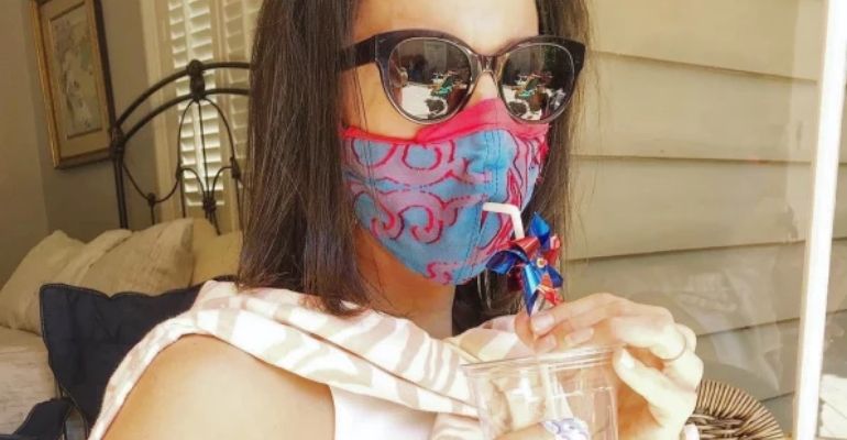 Artista cria máscara ideal para beber drinks em festas na pandemia de coronavírus
