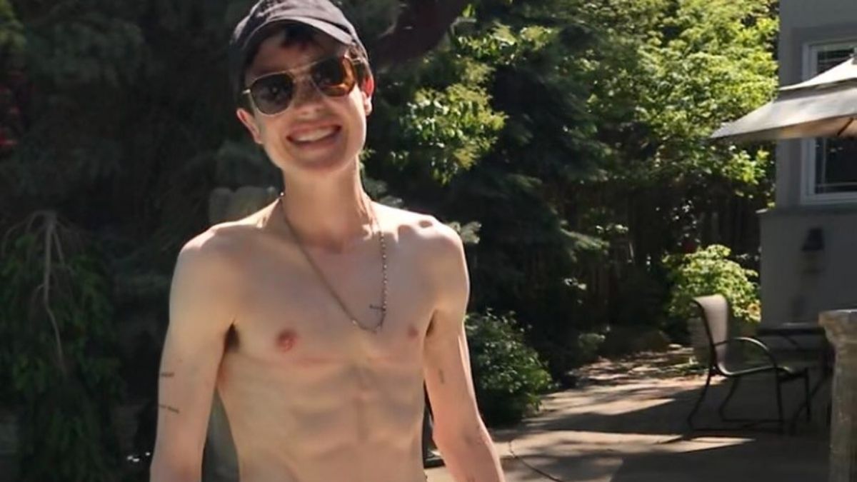 Elliot Page aparece sem camisa pela primeira vez desde transição