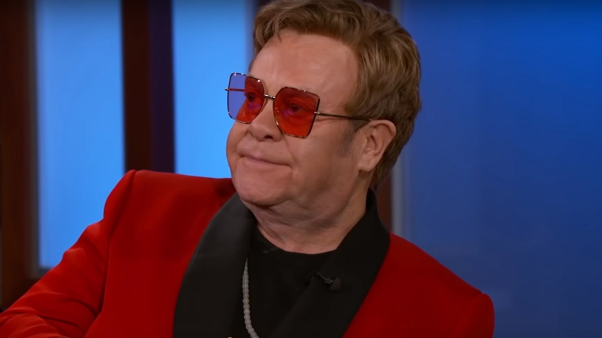 Elton John completa 29 anos sóbrio e relembra quando George Harrison o ajudou a superar vício