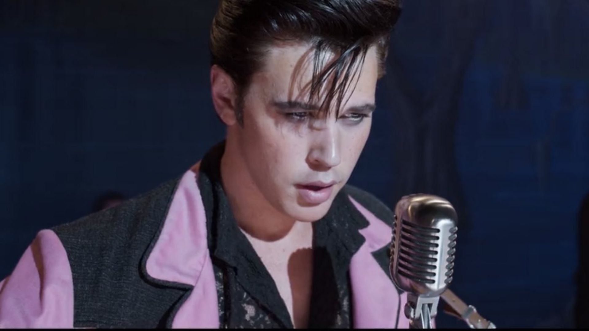 “Elvis”: Austin Butler toca violão e canta em vídeo de bastidores; assista