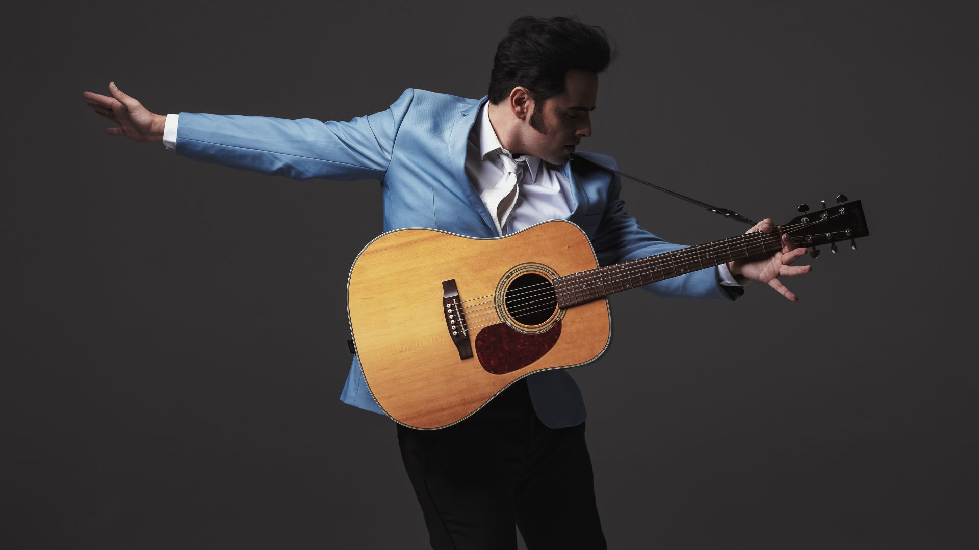 Em “O Rei do Rock”, Beto Sargentelli dá vida a Elvis Presley, mas também à memória do pai