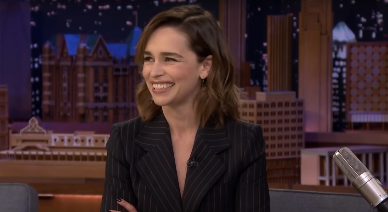 Emilia Clarke culpa Conleth Hill, o Varys, pelo copo de café esquecido em cena de Game of Thrones