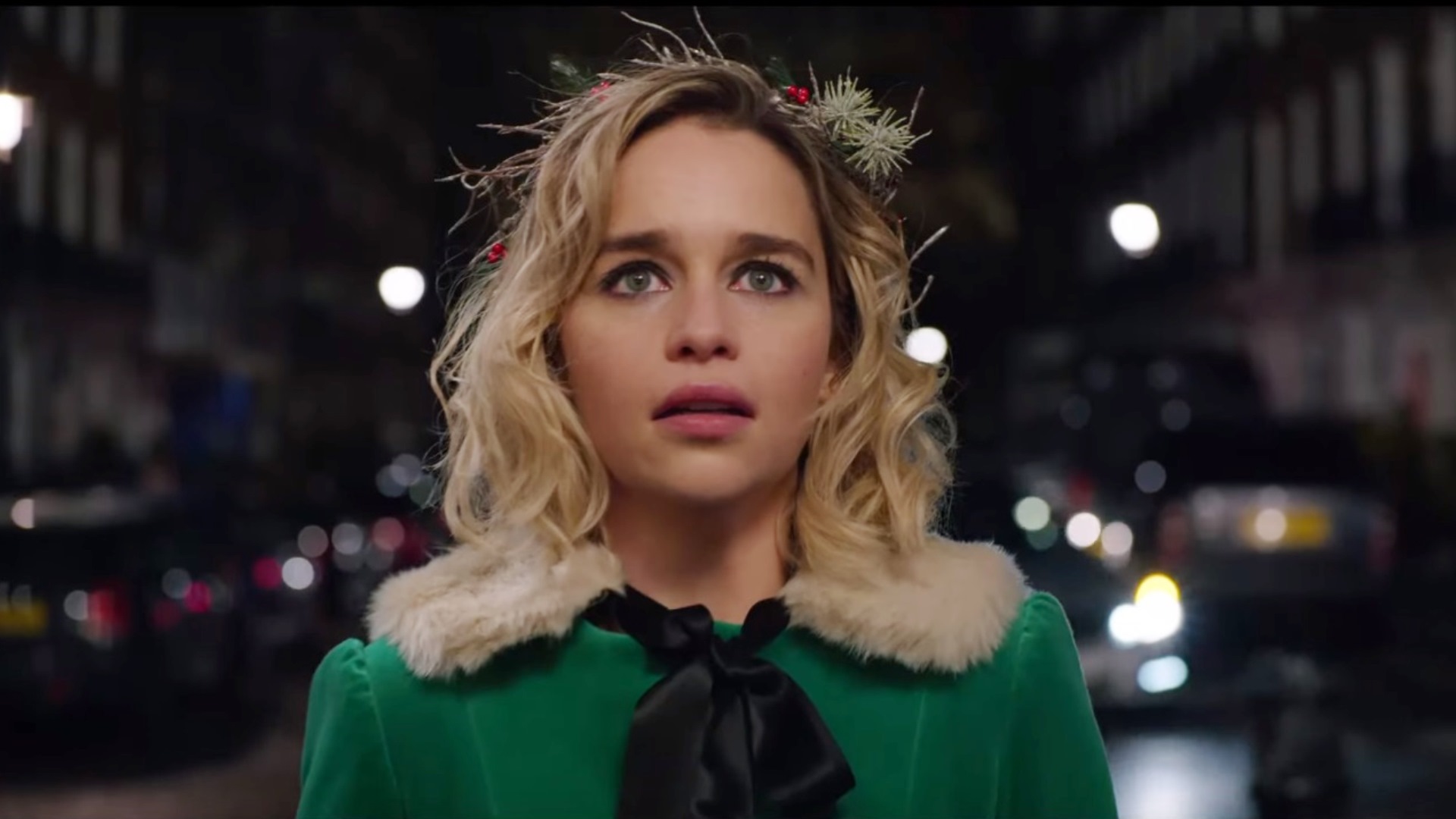 Emilia Clarke leva uma vida atrapalhada no trailer da comédia romântica Last Christmas