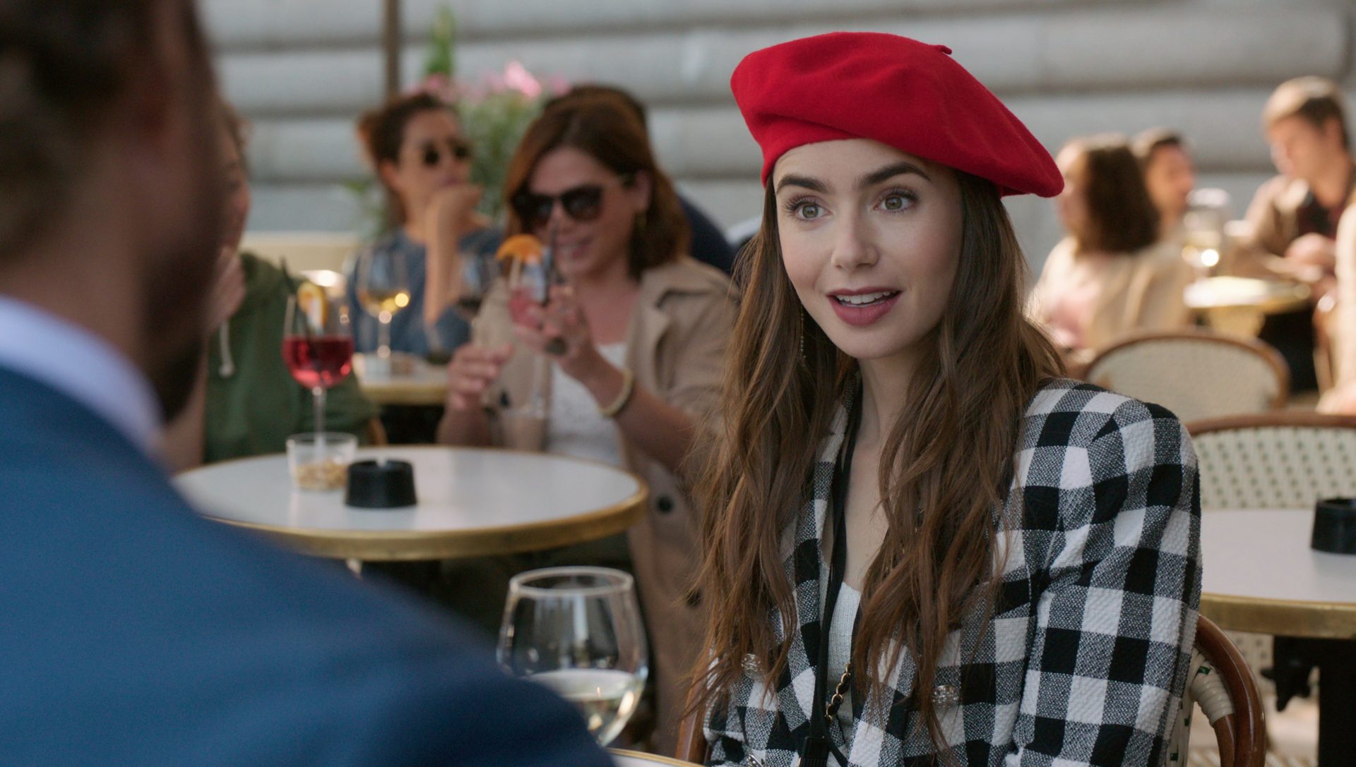 “Emily em Paris”, com Lily Collins, é renovada para uma segunda temporada