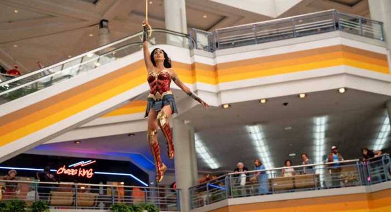 Mulher-Maravilha 1984: Heroína usa seu laço no meio de shopping center em nova imagem inédita do filme