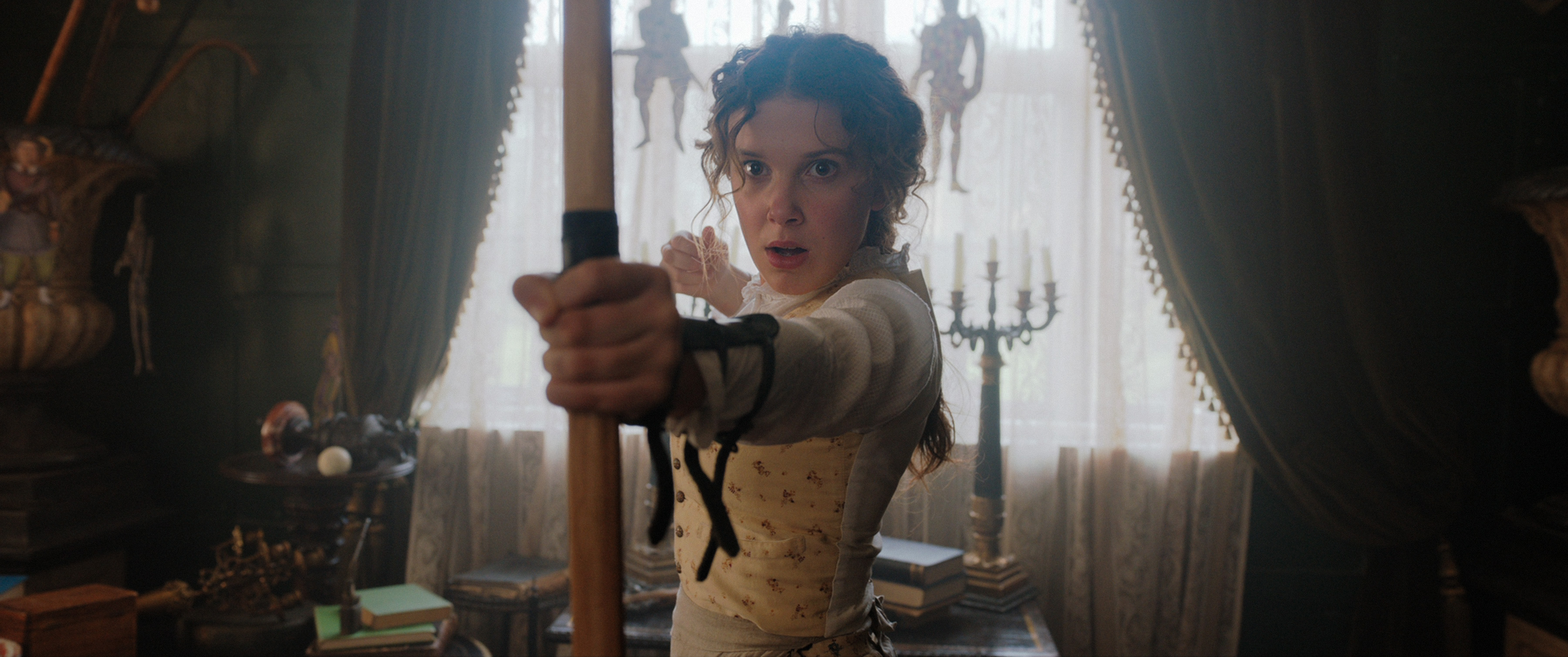 Millie Bobby Brown, de Stranger Things, interpreta irmã de Sherlock Holmes em novo filme da Netflix
