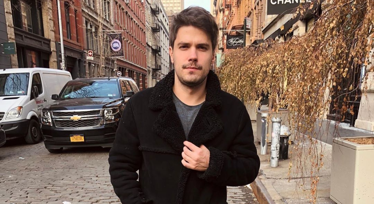 Filho de Emílio Surita revela que foi expulso de casa após assumir ser bissexual