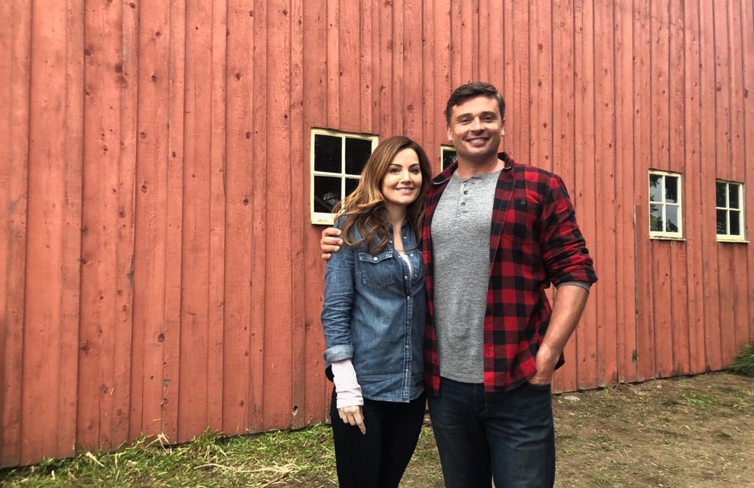 Erica Durance e Tom Welling se reúnem para o crossover Crise Nas Infinitas Terras