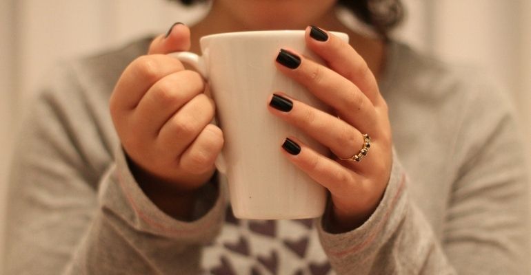Nome de esmalte é criticado por estereotipar mulheres e incentivar a cultura do estupro: “Me Beije, Sou Brasileira”