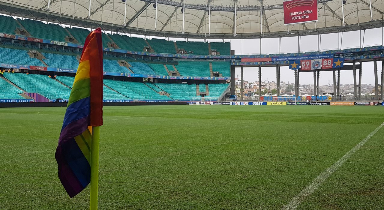 Bandeira do Orgulho LGBT é colocada em campo de futebol pelo time do Bahia