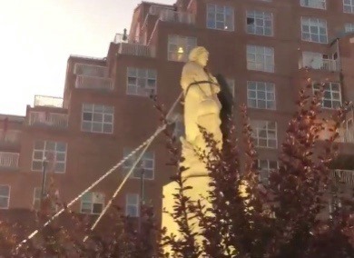 Estátua de Cristóvão Colombo é derrubada por manifestantes em Baltimore, nos EUA