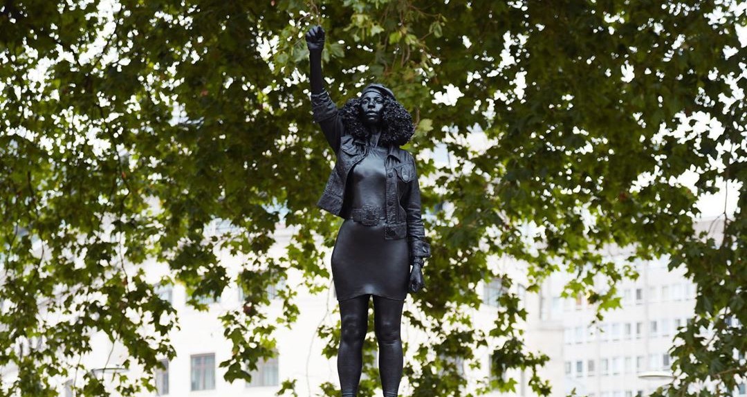 Estátua de manifestante negra é removida em menos de 24 horas no Reino Unido