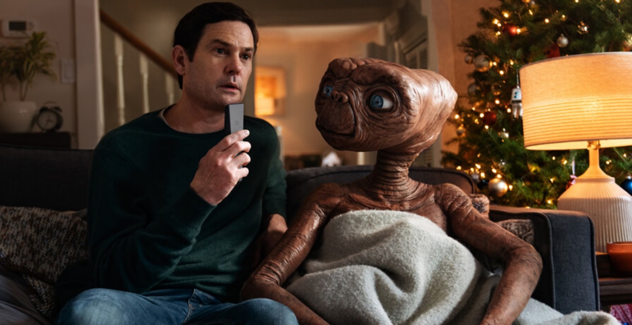 E.T. e Elliot se reúnem após 37 anos em emocionante comercial de fim de ano; assista