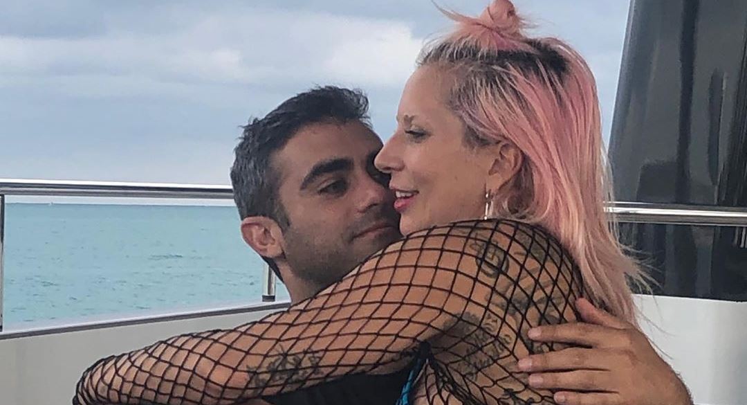 Ex do atual namorado de Lady Gaga questiona em artigo: “Como se comparar a ela?”