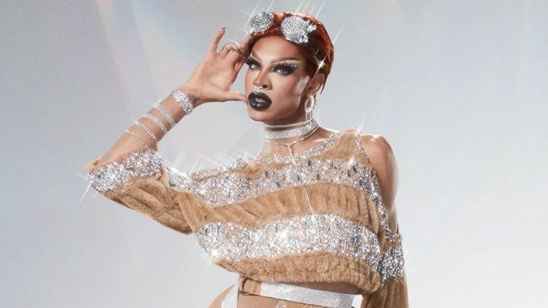 Ex-participante expõe bastidores de “RuPaul’s Drag Race”: “Um ano para me pagar”