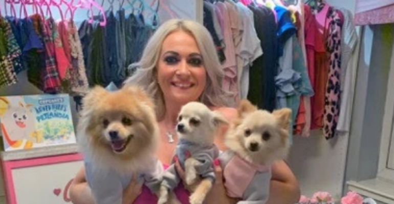 Mulher gasta cerca de 78 mil reais por ano em roupas, comida gourmet e higiene para seus cães de estimação