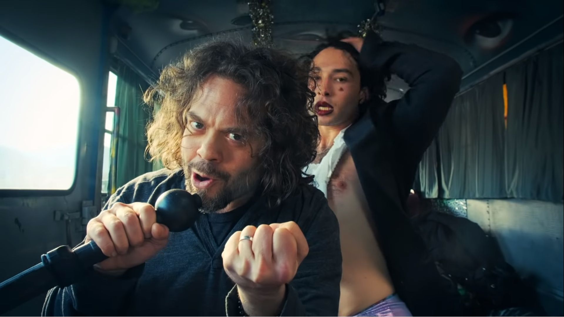 Erza Miller lança videoclipe beneficente com parceria de Zack Snyder e Dan Fogler