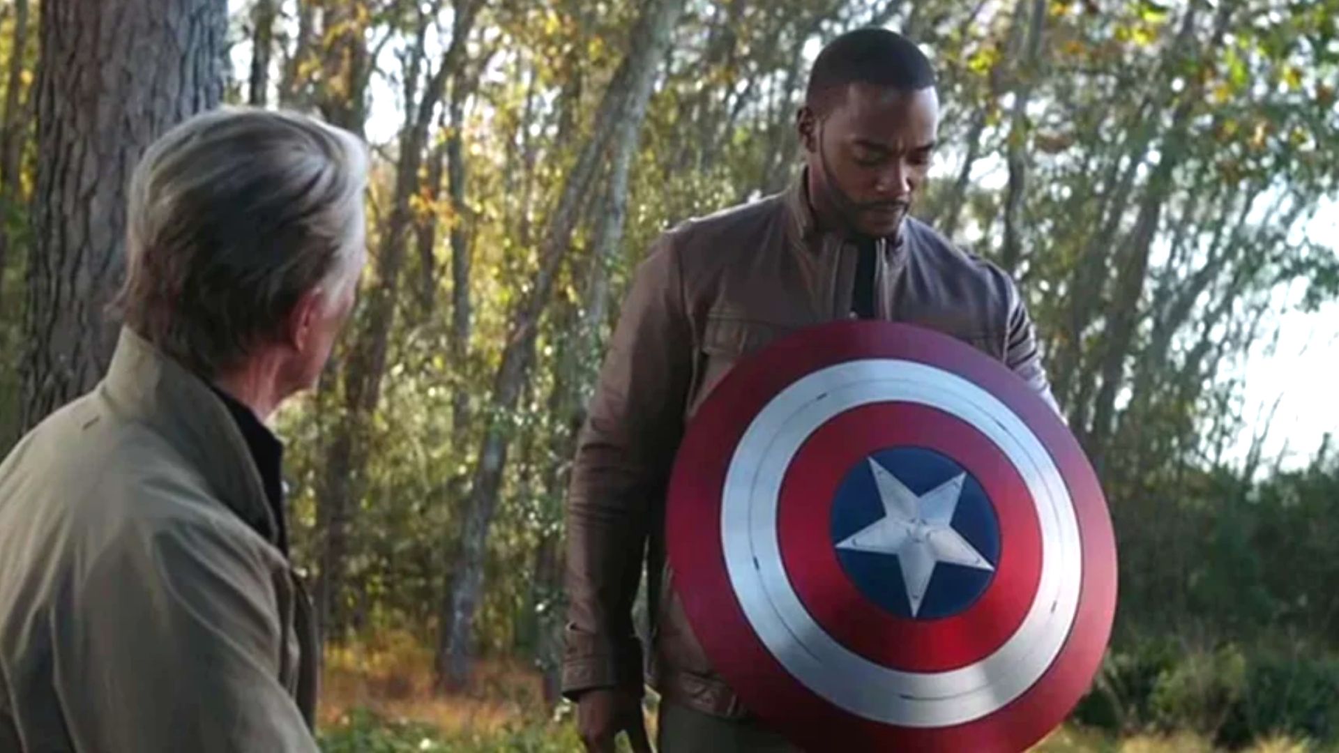 Anthony Mackie fala sobre a experiência de usar o escudo do Capitão América em Falcão e o Soldado Invernal