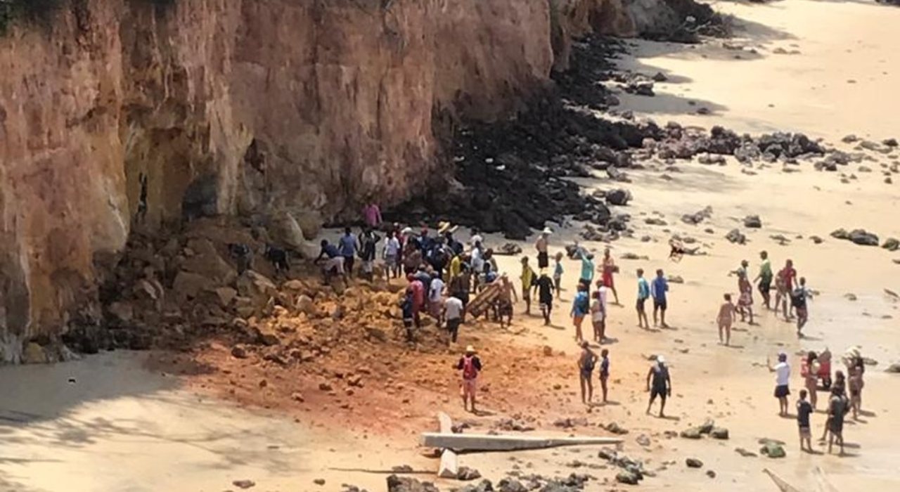Deslizamento de falésia em praia do Rio Grande do Norte deixa 3 vítimas