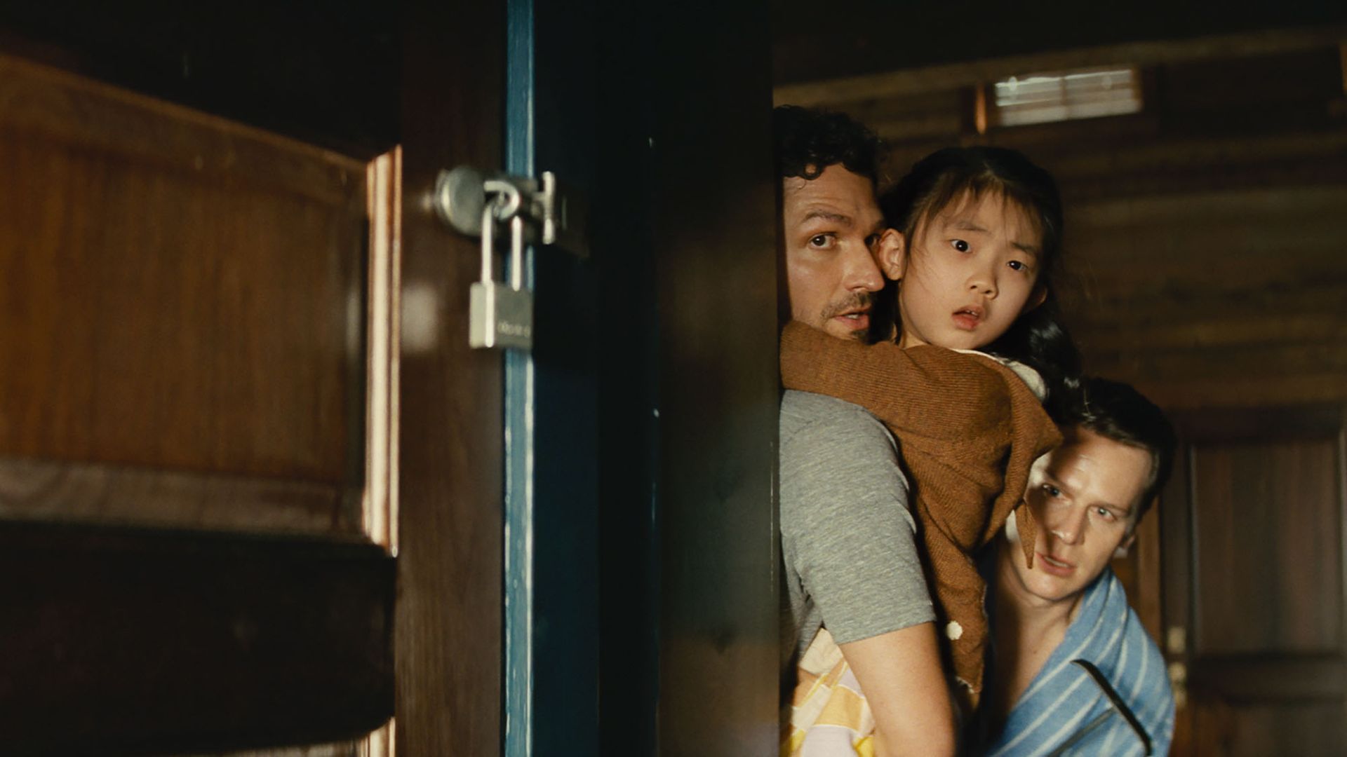 Família é aterrorizada em trailer de novo filme de M. Night Shyamalan, “Batem à Porta”