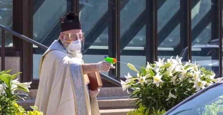 Padre viraliza atirando água benta em fiéis com arma de plástico devido à pandemia de coronavírus