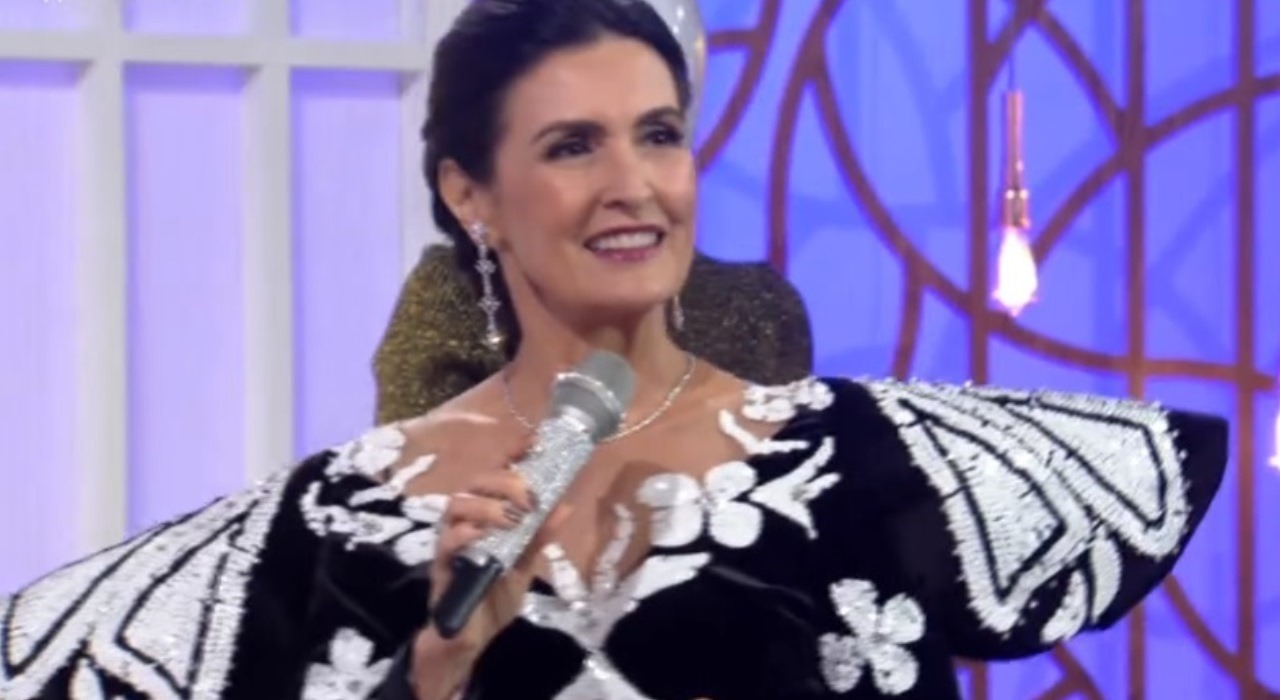 Fátima Bernardes surge vestida de Hebe Camargo em homenagem no Encontro