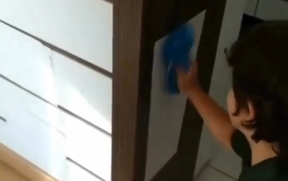 Pai cria circuito com tarefas domésticas para filho se distrair na quarentena